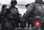 Standbild Alliierter Fallschirmjäger Vereinigtes Königreich, 1944, aus Sekunde 26 historischem Filmmaterial Videoclip 65675038177