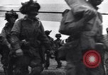 Standbild Alliierter Fallschirmjäger Vereinigtes Königreich, 1944, aus Sekunde 27 historischem Filmmaterial Videoclip 65675038177