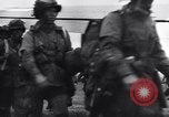 Standbild Alliierter Fallschirmjäger Vereinigtes Königreich, 1944, aus Sekunde 28 historischem Filmmaterial Videoclip 65675038177