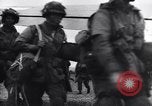 Standbild Alliierter Fallschirmjäger Vereinigtes Königreich, 1944, aus Sekunde 29 historischem Filmmaterial Videoclip 65675038177