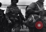 Standbild Alliierter Fallschirmjäger Vereinigtes Königreich, 1944, aus Sekunde 30 historischem Filmmaterial Videoclip 65675038177