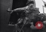 Standbild Alliierter Fallschirmjäger Vereinigtes Königreich, 1944, aus Sekunde 32 historischem Filmmaterial Videoclip 65675038177