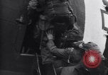 Standbild Alliierter Fallschirmjäger Vereinigtes Königreich, 1944, aus Sekunde 33 historischem Filmmaterial Videoclip 65675038177