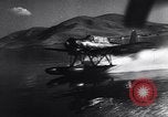 Standbild Arado Ar 196 Wasserflugzeuge und Junker JU 88 Bomber angreifenden Samos Griechenland, 1941, aus Sekunde 28 historischem Filmmaterial Videoclip 65675038201