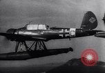 Standbild Arado Ar 196 Wasserflugzeuge und Junker JU 88 Bomber angreifenden Samos Griechenland, 1941, aus Sekunde 30 historischem Filmmaterial Videoclip 65675038201