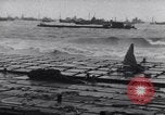 Standbild amerikanische Soldaten Normandie Frankreich, 1944, aus Sekunde 4 historischem Filmmaterial Videoclip 65675038233