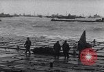 Standbild amerikanische Soldaten Normandie Frankreich, 1944, aus Sekunde 10 historischem Filmmaterial Videoclip 65675038233