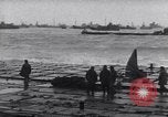 Standbild amerikanische Soldaten Normandie Frankreich, 1944, aus Sekunde 11 historischem Filmmaterial Videoclip 65675038233