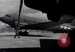 Image C-47 Aéronefs l'île de Bougainville en Papouasie-Nouvelle-Guinée, 1944, de la seconde 7 séquences d'archives historiques vidéo 65675038243