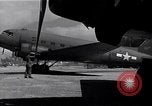 Image C-47 Aéronefs l'île de Bougainville en Papouasie-Nouvelle-Guinée, 1944, de la seconde 10 séquences d'archives historiques vidéo 65675038243