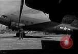 Image C-47 Aéronefs l'île de Bougainville en Papouasie-Nouvelle-Guinée, 1944, de la seconde 12 séquences d'archives historiques vidéo 65675038243