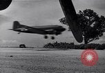 Image C-47 Aéronefs l'île de Bougainville en Papouasie-Nouvelle-Guinée, 1944, de la seconde 15 séquences d'archives historiques vidéo 65675038243