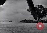 Image C-47 Aéronefs l'île de Bougainville en Papouasie-Nouvelle-Guinée, 1944, de la seconde 16 séquences d'archives historiques vidéo 65675038243