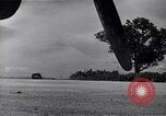 Image C-47 Aéronefs l'île de Bougainville en Papouasie-Nouvelle-Guinée, 1944, de la seconde 17 séquences d'archives historiques vidéo 65675038243