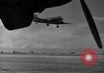 Image C-47 Aéronefs l'île de Bougainville en Papouasie-Nouvelle-Guinée, 1944, de la seconde 20 séquences d'archives historiques vidéo 65675038243