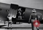 Image C-47 Aéronefs l'île de Bougainville en Papouasie-Nouvelle-Guinée, 1944, de la seconde 30 séquences d'archives historiques vidéo 65675038243