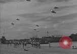 Standbild amerikanische Matrosen schwimmen Normandie Frankreich, 1944, aus Sekunde 6 historischem Filmmaterial Videoclip 65675038272