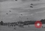 Standbild amerikanische Matrosen schwimmen Normandie Frankreich, 1944, aus Sekunde 7 historischem Filmmaterial Videoclip 65675038272