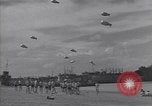 Standbild amerikanische Matrosen schwimmen Normandie Frankreich, 1944, aus Sekunde 8 historischem Filmmaterial Videoclip 65675038272