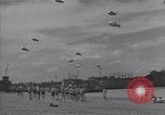 Standbild amerikanische Matrosen schwimmen Normandie Frankreich, 1944, aus Sekunde 9 historischem Filmmaterial Videoclip 65675038272