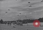 Standbild amerikanische Matrosen schwimmen Normandie Frankreich, 1944, aus Sekunde 11 historischem Filmmaterial Videoclip 65675038272