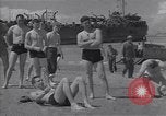Standbild amerikanische Matrosen schwimmen Normandie Frankreich, 1944, aus Sekunde 22 historischem Filmmaterial Videoclip 65675038272