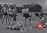 Standbild amerikanische Matrosen schwimmen Normandie Frankreich, 1944, aus Sekunde 23 historischem Filmmaterial Videoclip 65675038272