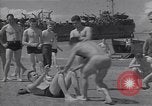 Standbild amerikanische Matrosen schwimmen Normandie Frankreich, 1944, aus Sekunde 24 historischem Filmmaterial Videoclip 65675038272