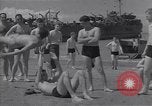 Standbild amerikanische Matrosen schwimmen Normandie Frankreich, 1944, aus Sekunde 25 historischem Filmmaterial Videoclip 65675038272