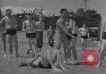 Standbild amerikanische Matrosen schwimmen Normandie Frankreich, 1944, aus Sekunde 28 historischem Filmmaterial Videoclip 65675038272