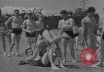 Standbild amerikanische Matrosen schwimmen Normandie Frankreich, 1944, aus Sekunde 29 historischem Filmmaterial Videoclip 65675038272