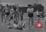 Standbild amerikanische Matrosen schwimmen Normandie Frankreich, 1944, aus Sekunde 30 historischem Filmmaterial Videoclip 65675038272