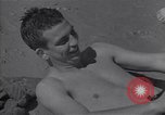 Standbild amerikanische Matrosen schwimmen Normandie Frankreich, 1944, aus Sekunde 34 historischem Filmmaterial Videoclip 65675038272