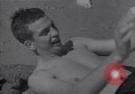 Standbild amerikanische Matrosen schwimmen Normandie Frankreich, 1944, aus Sekunde 38 historischem Filmmaterial Videoclip 65675038272