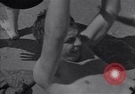 Standbild amerikanische Matrosen schwimmen Normandie Frankreich, 1944, aus Sekunde 39 historischem Filmmaterial Videoclip 65675038272