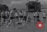 Standbild amerikanische Matrosen schwimmen Normandie Frankreich, 1944, aus Sekunde 41 historischem Filmmaterial Videoclip 65675038272