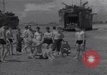 Standbild amerikanische Matrosen schwimmen Normandie Frankreich, 1944, aus Sekunde 46 historischem Filmmaterial Videoclip 65675038272