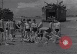 Standbild amerikanische Matrosen schwimmen Normandie Frankreich, 1944, aus Sekunde 47 historischem Filmmaterial Videoclip 65675038272