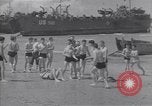 Standbild amerikanische Matrosen schwimmen Normandie Frankreich, 1944, aus Sekunde 48 historischem Filmmaterial Videoclip 65675038272