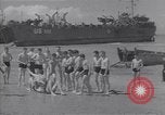 Standbild amerikanische Matrosen schwimmen Normandie Frankreich, 1944, aus Sekunde 50 historischem Filmmaterial Videoclip 65675038272