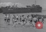 Standbild amerikanische Matrosen schwimmen Normandie Frankreich, 1944, aus Sekunde 52 historischem Filmmaterial Videoclip 65675038272