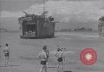 Standbild amerikanische Matrosen schwimmen Normandie Frankreich, 1944, aus Sekunde 60 historischem Filmmaterial Videoclip 65675038272