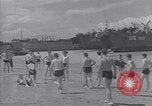 Standbild amerikanische Matrosen schwimmen Normandie Frankreich, 1944, aus Sekunde 61 historischem Filmmaterial Videoclip 65675038272