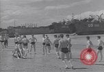 Standbild amerikanische Matrosen schwimmen Normandie Frankreich, 1944, aus Sekunde 62 historischem Filmmaterial Videoclip 65675038272