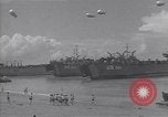 Immagine di I marinai americani di nuotare e giocare Normandia Francia, 1944, secondo 12 filmato di repertorio 65675038273