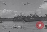 Immagine di I marinai americani di nuotare e giocare Normandia Francia, 1944, secondo 14 filmato di repertorio 65675038273