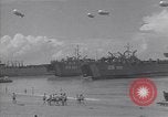 Immagine di I marinai americani di nuotare e giocare Normandia Francia, 1944, secondo 15 filmato di repertorio 65675038273