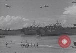 Immagine di I marinai americani di nuotare e giocare Normandia Francia, 1944, secondo 16 filmato di repertorio 65675038273