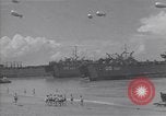 Immagine di I marinai americani di nuotare e giocare Normandia Francia, 1944, secondo 17 filmato di repertorio 65675038273