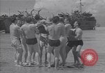 Immagine di I marinai americani di nuotare e giocare Normandia Francia, 1944, secondo 45 filmato di repertorio 65675038273